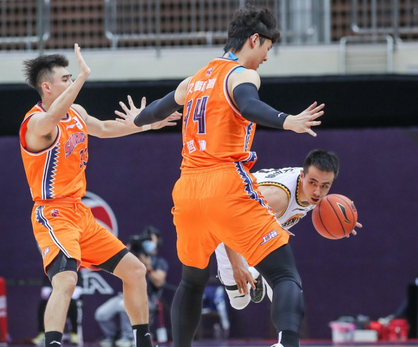 莱切斯特客场全取三分，遭遇强劲对手轻松逆转取胜，表现亮眼的简单介绍