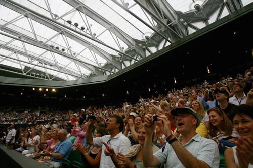 奥尔德令热刺遭遇主场溃败，终结不败记录，掌声雷动