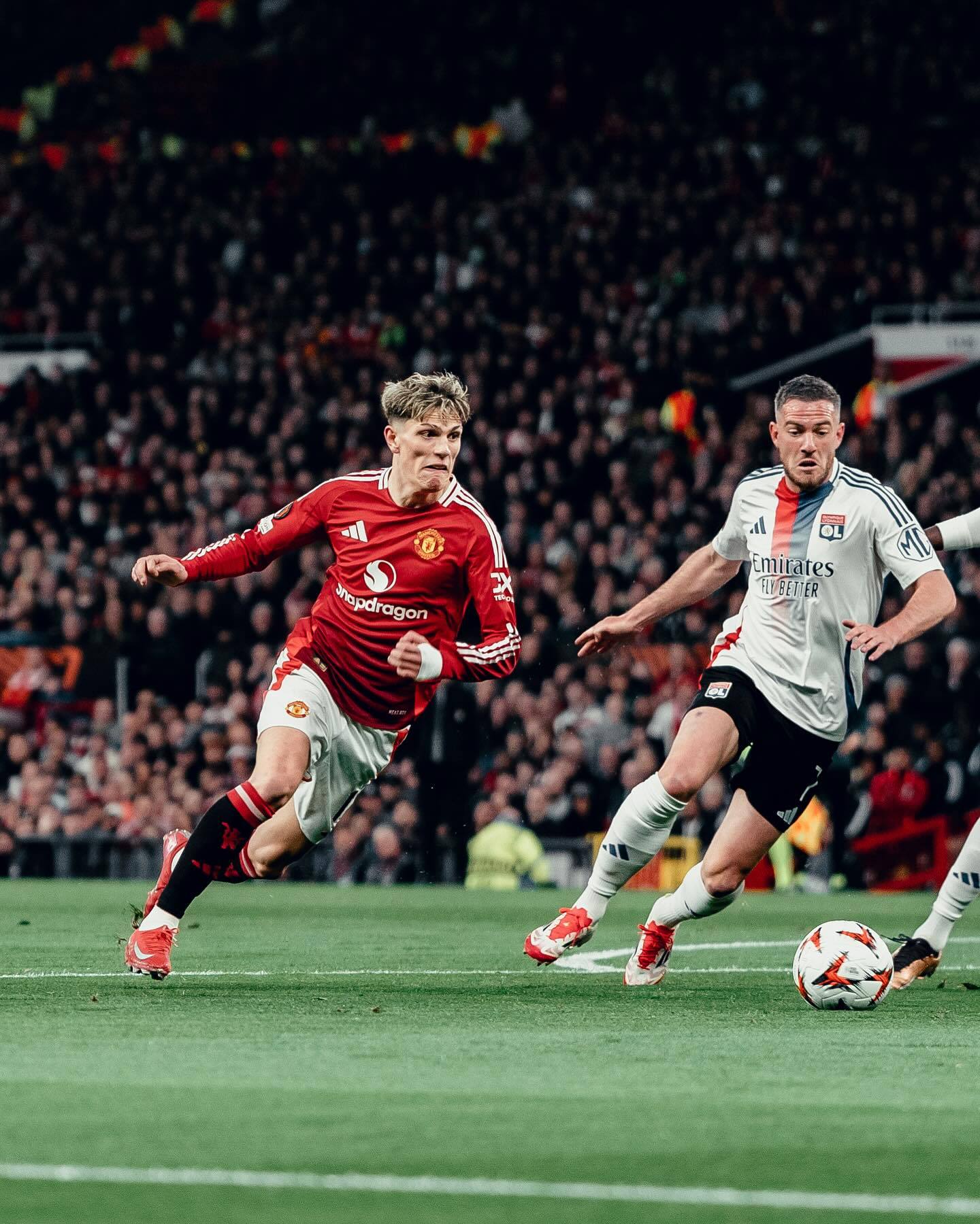 欧国联比赛现场热闹，球迷尖叫助威声声传，引发热议的简单介绍