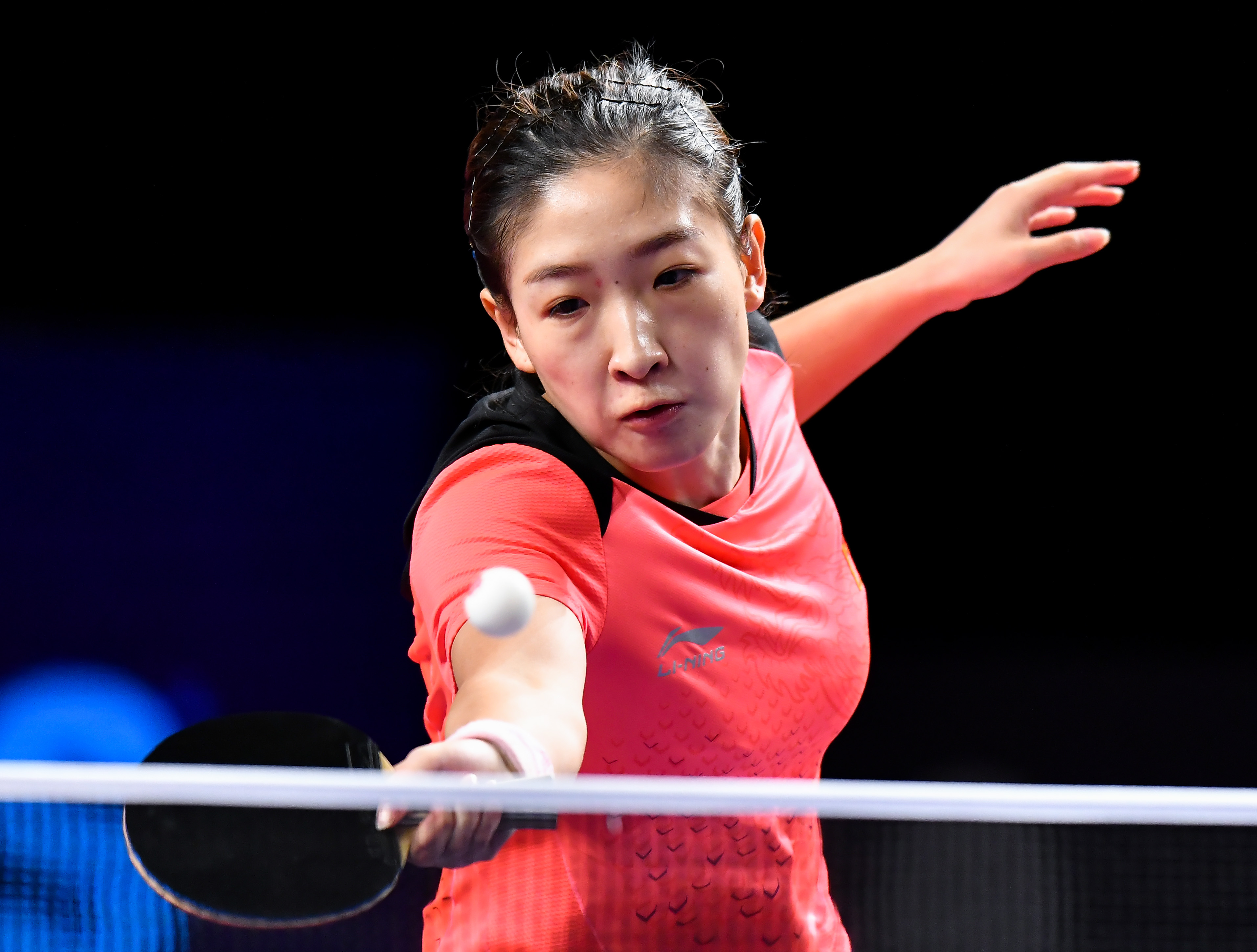 刘诗雯战胜日本选手，蝉联女单乒乓球冠军，表现亮眼
