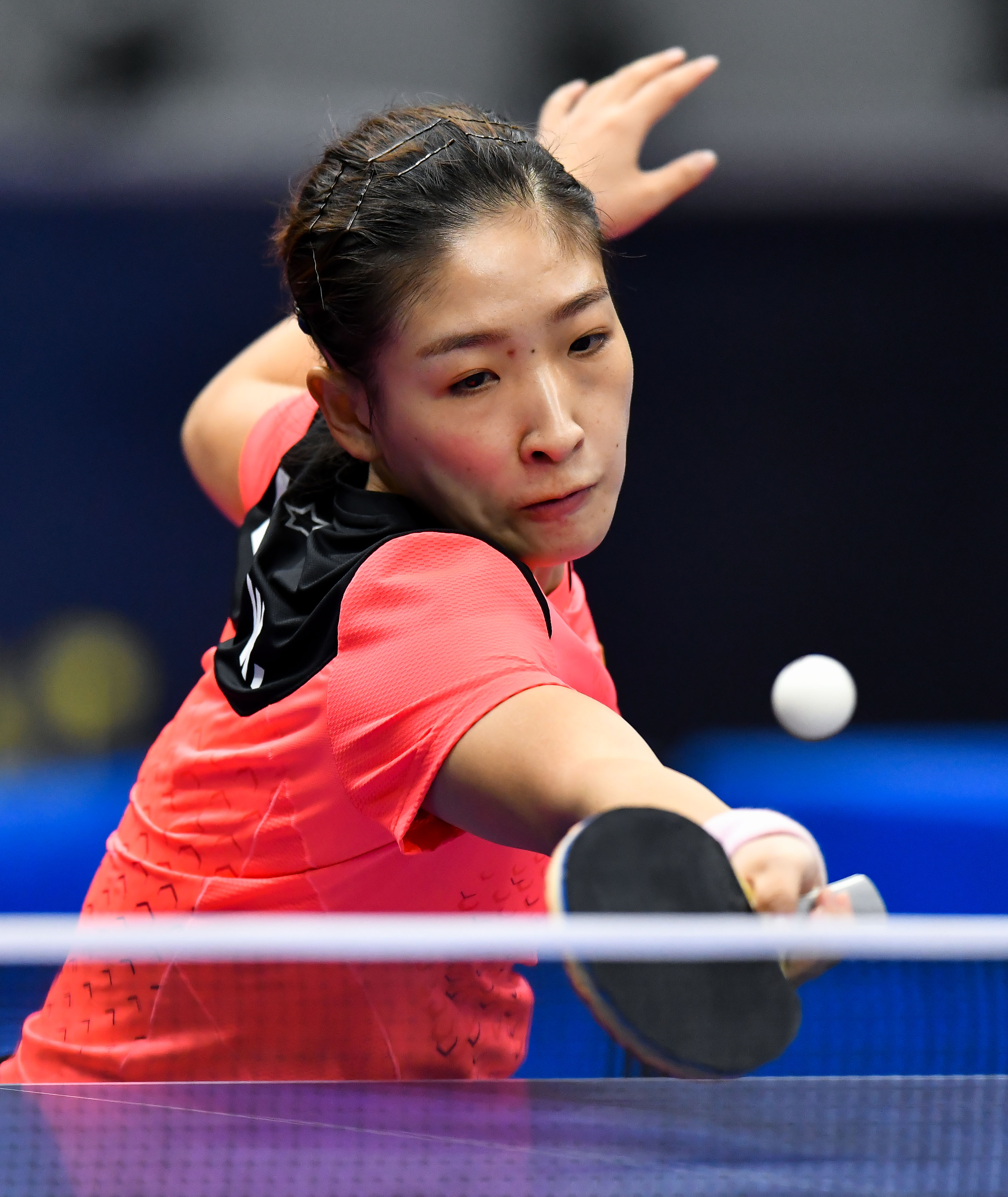 刘诗雯战胜日本选手，蝉联女单乒乓球冠军，表现亮眼