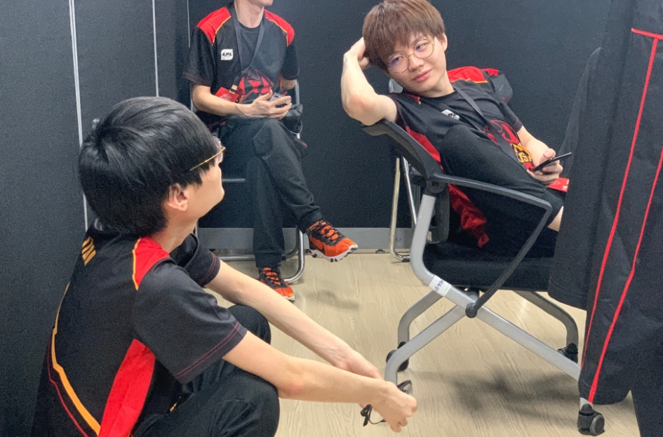 LGD血洗V5,Uzi关键团战开团秒人强强对话半决赛,点燃全场激情 LGD血洗V5,Uzi关键团战开团秒人强强对话半决赛,点燃全场激情